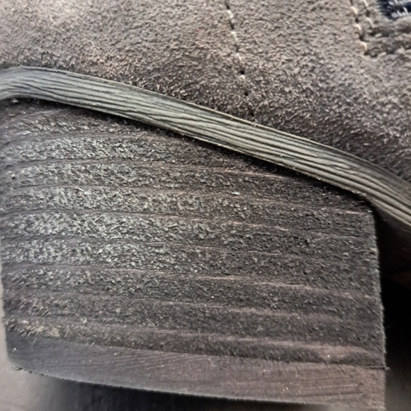 Blondo Chelsea Grey Suede Ankle Booties    Size 8.5 - Picture 5 of 13